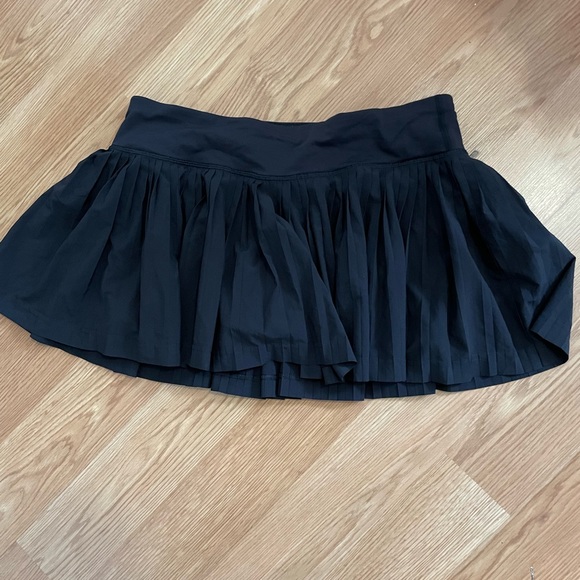 Lulu Lemon Size 8 Black skirt - Picture 3 of 4